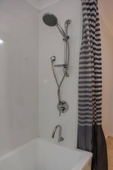 Private Holiday Home With Rain Forest Creek View - Maison De Trois Chambres