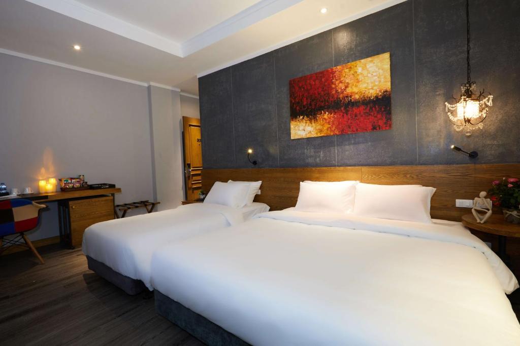 Postel nebo postele na pokoji v ubytování HaNoi Calido Hotel