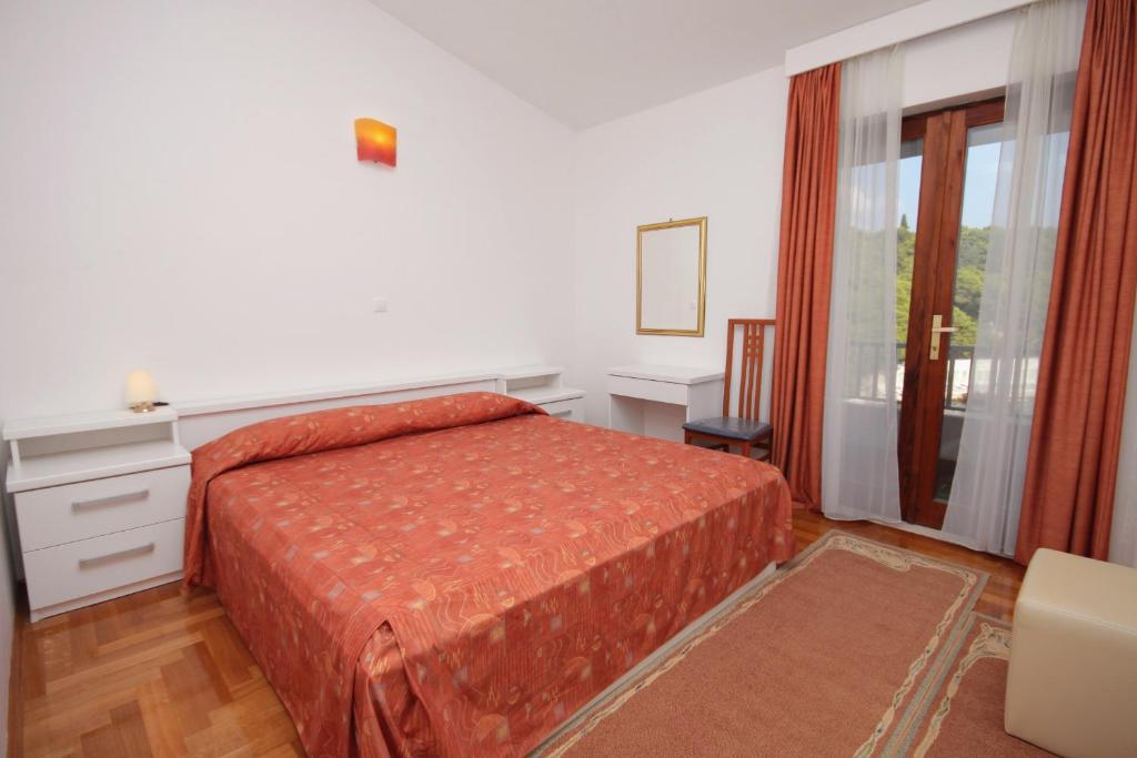 Posteľ alebo postele v izbe v ubytovaní Apartments by the sea Hvar - 4591