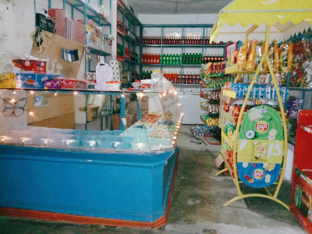 un magasin avec un magasin de jouets avec un comptoir et un magasin dans l'établissement BABAR HOTEL And RESTAURANT, à Swat