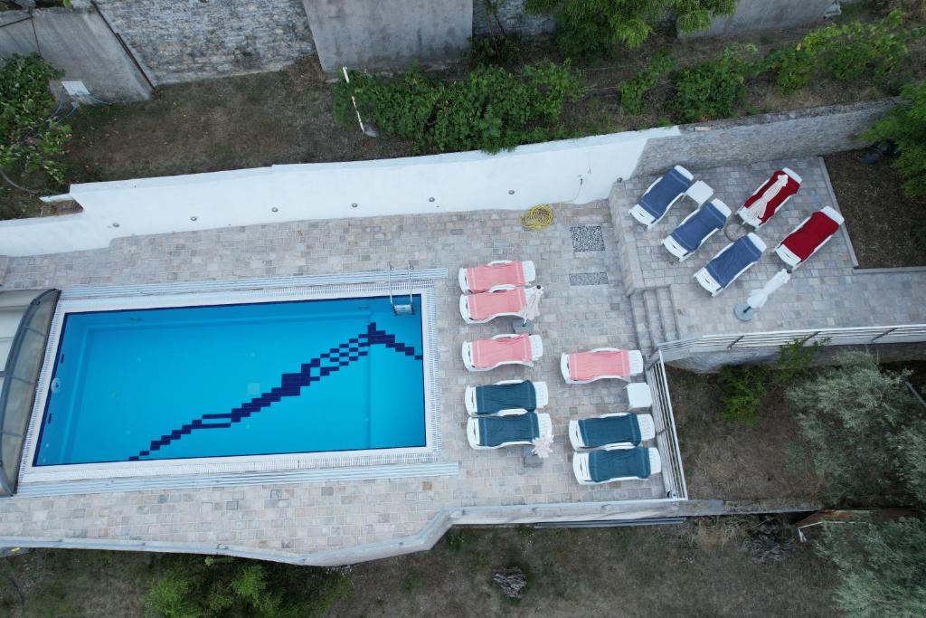 una vista sul tetto di una piscina con auto parcheggiate di Apartment Bayer a Herceg-Novi