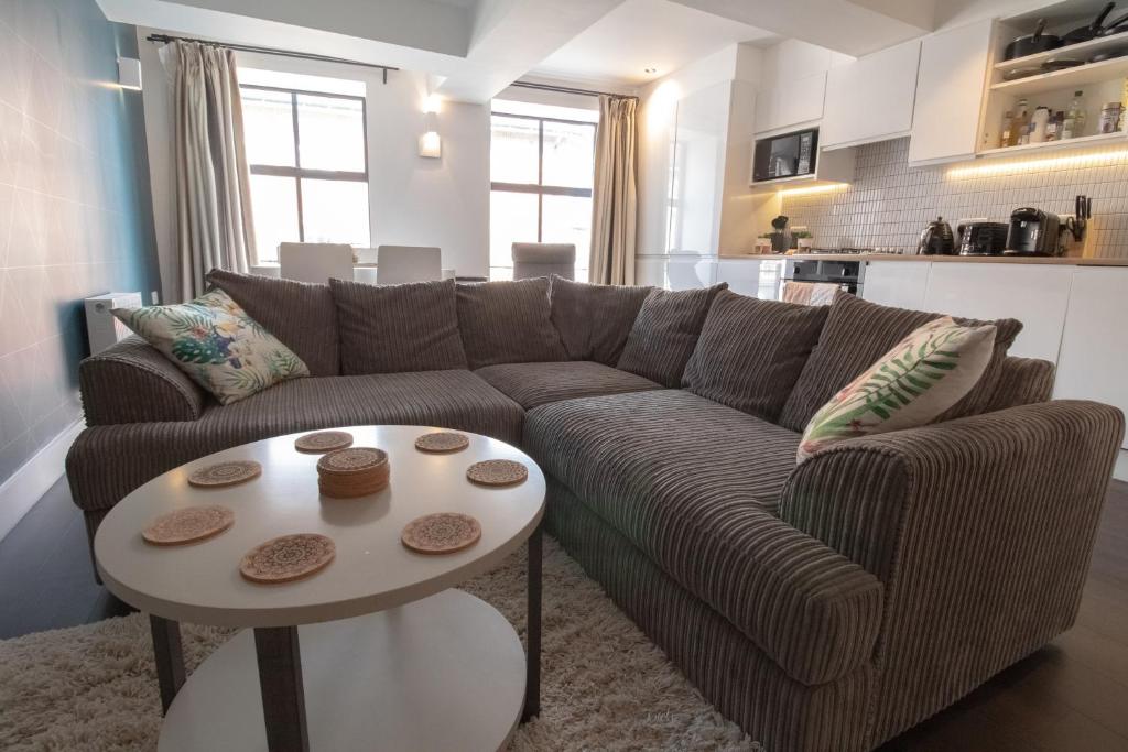 a living room with a couch and a table at The New52 Oxford by 360Stays - Bespoke 2 Bed Luxury Apartment in the Heart of Oxford City Center with Parking in Oxford