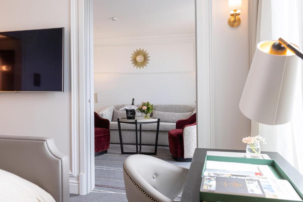 TV a/nebo společenská místnost v ubytování Britannia Hotel