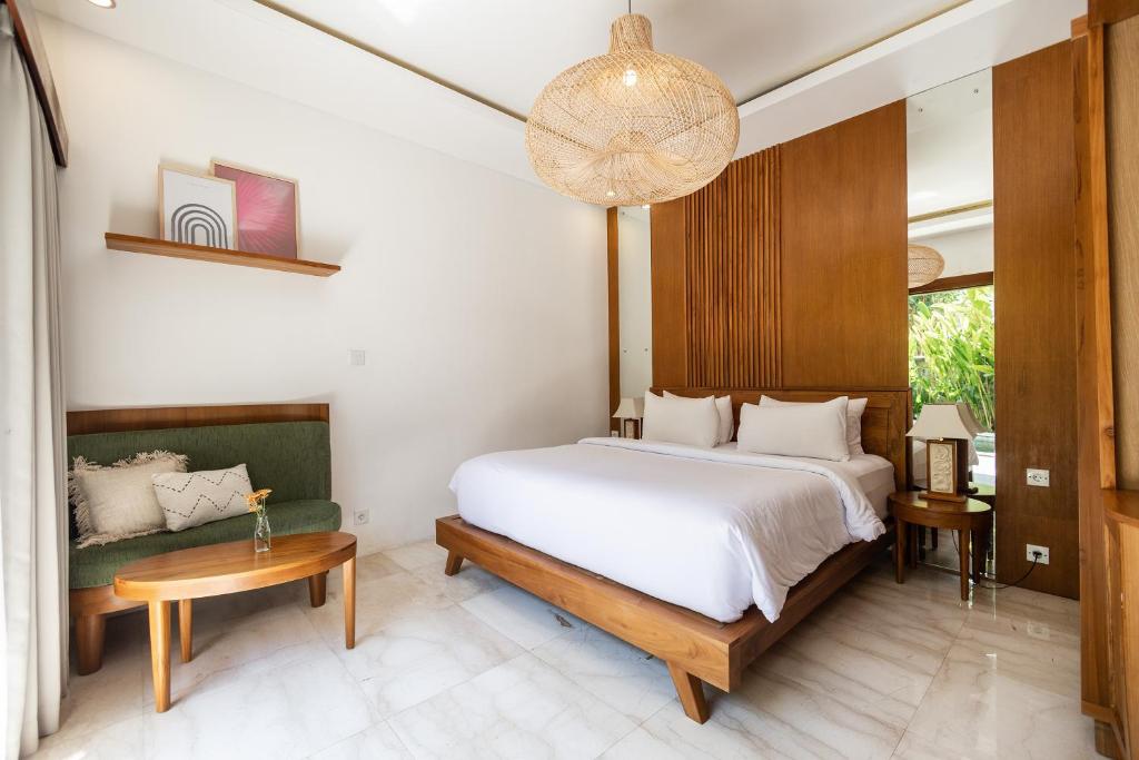 um quarto com uma cama e uma mesa em Tamantara em Ubud