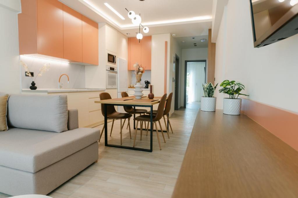 sala de estar y cocina con mesa y sofá en Magico Suites City Heart Luxury Appartments, en Alexandroupoli