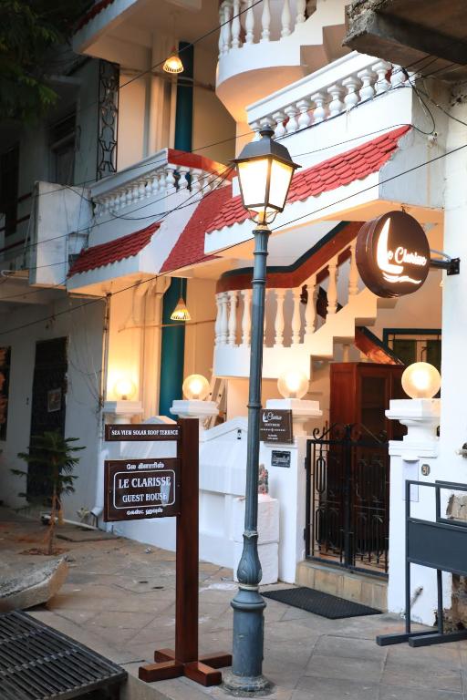 una luz de la calle frente a un edificio en Le Clarisse Guest House, en Pondicherry