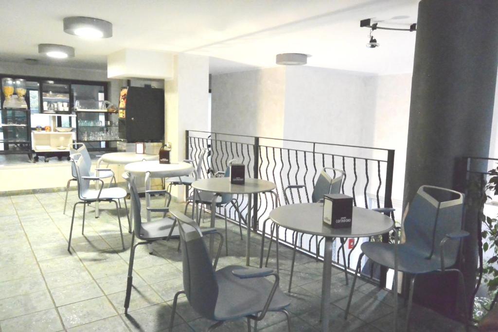 eine Gruppe von Tischen und Stühlen in einem Restaurant in der Unterkunft Hotel Balbo in Turin