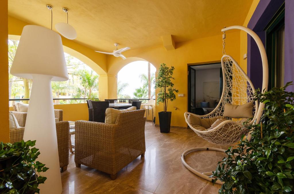 TV a/nebo společenská místnost v ubytování Luxury Blue Coast Seaside Retreat Marbella