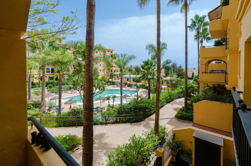 Bazén v ubytování Luxury Blue Coast Seaside Retreat Marbella nebo v jeho okolí