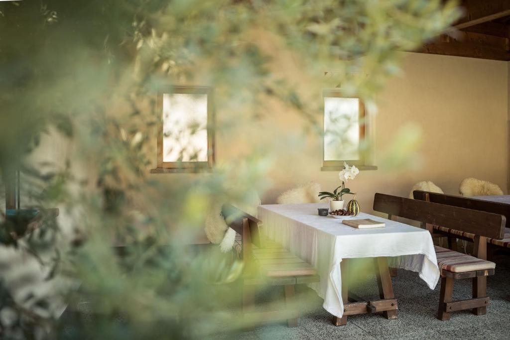 ein Esszimmer mit einem weißen Tisch und Stühlen in der Unterkunft Weingut Donà in Appiano sulla Strada del Vino