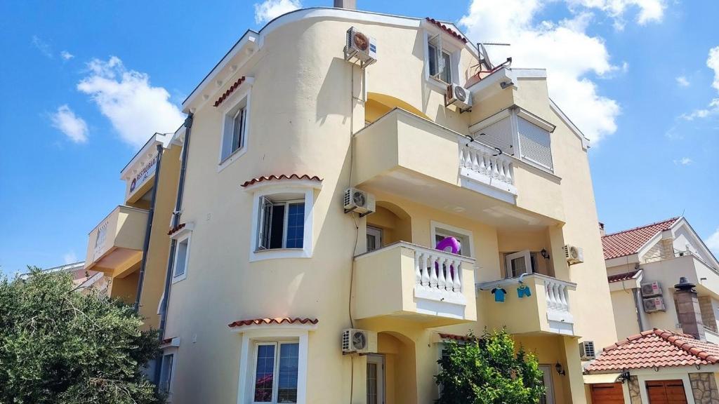 Zdjęcie z galerii obiektu Apartments by the sea Zaton, Zadar - 5923 w mieście Zaton