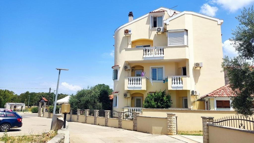 Zdjęcie z galerii obiektu Apartments by the sea Zaton, Zadar - 5923 w mieście Zaton
