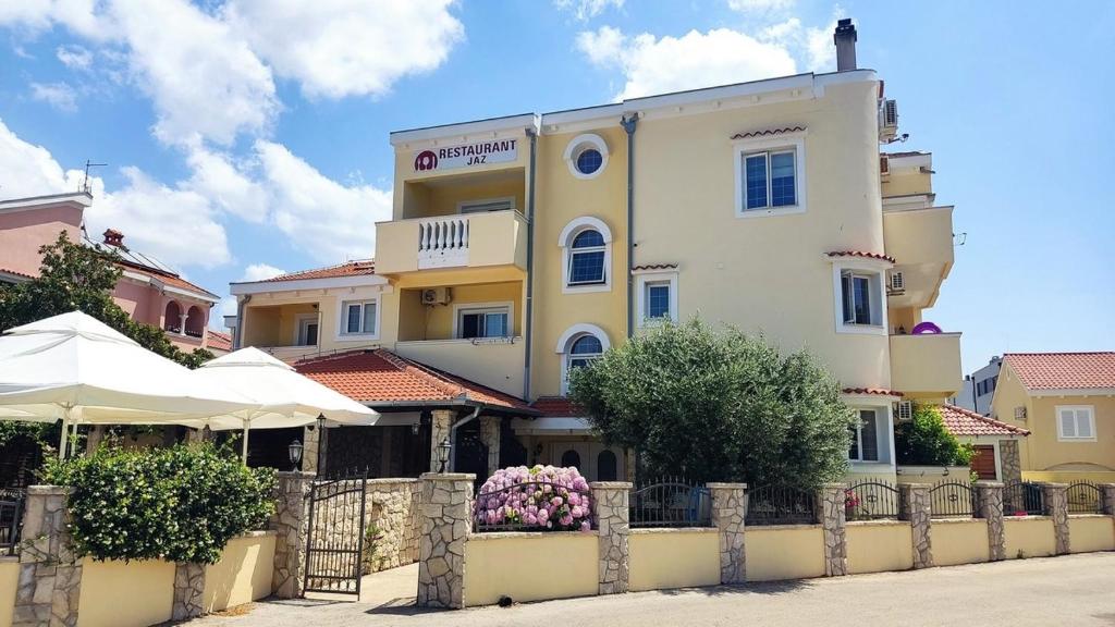 Zdjęcie z galerii obiektu Apartments by the sea Zaton, Zadar - 5923 w mieście Zaton