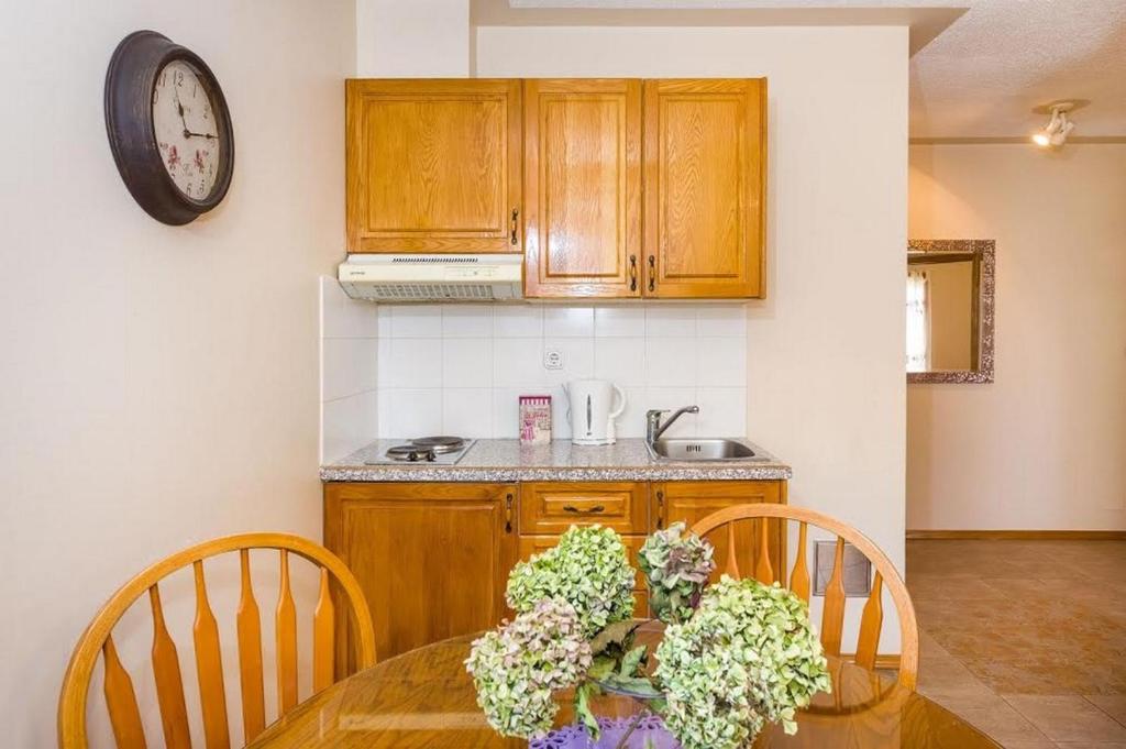 Zdjęcie z galerii obiektu Apartments by the sea Zaton, Zadar - 5923 w mieście Zaton