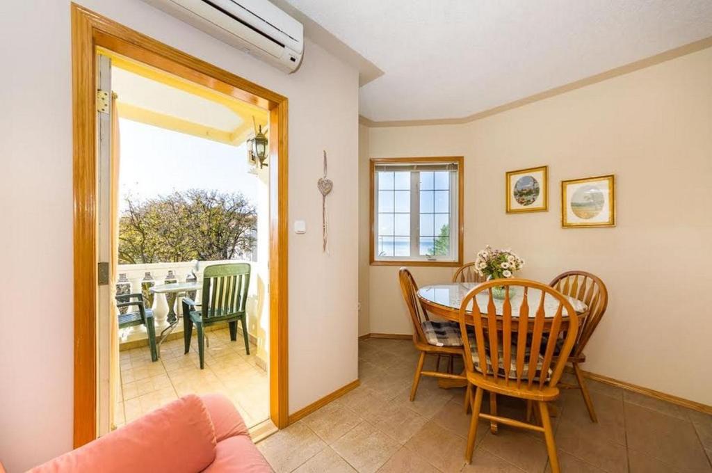 Zdjęcie z galerii obiektu Apartments by the sea Zaton, Zadar - 5923 w mieście Zaton