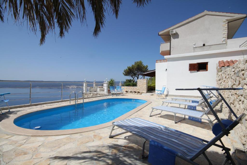 Bazén v ubytovaní Family friendly house with a swimming pool Lokva Rogoznica, Omis - 4328 alebo v jeho blízkosti
