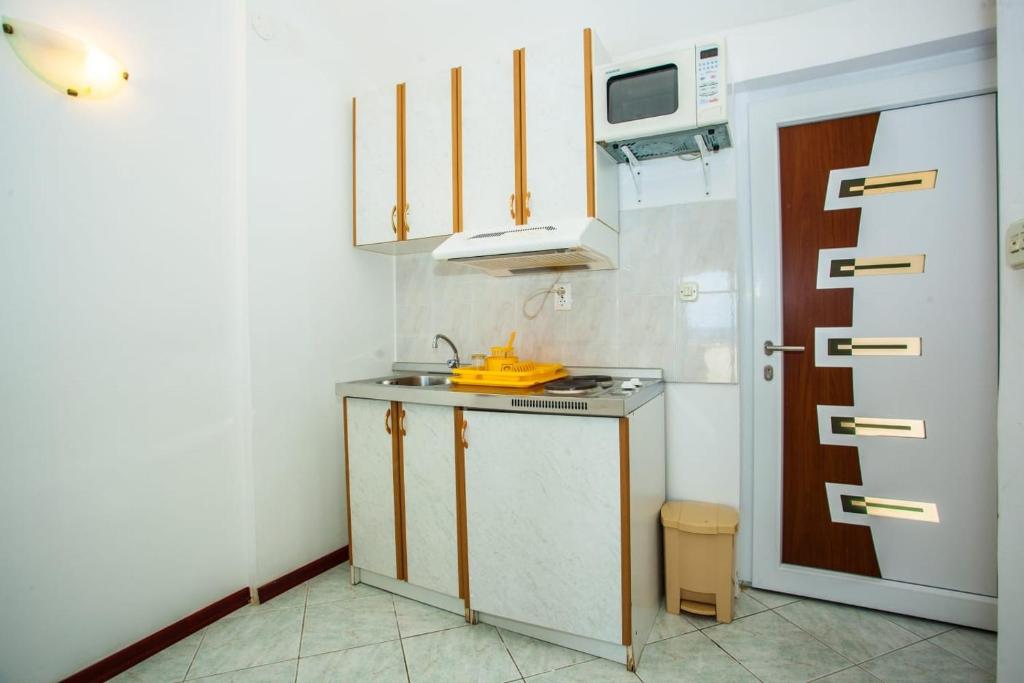 Kuchyňa alebo kuchynka v ubytovaní Family friendly house with a swimming pool Lokva Rogoznica, Omis - 4328