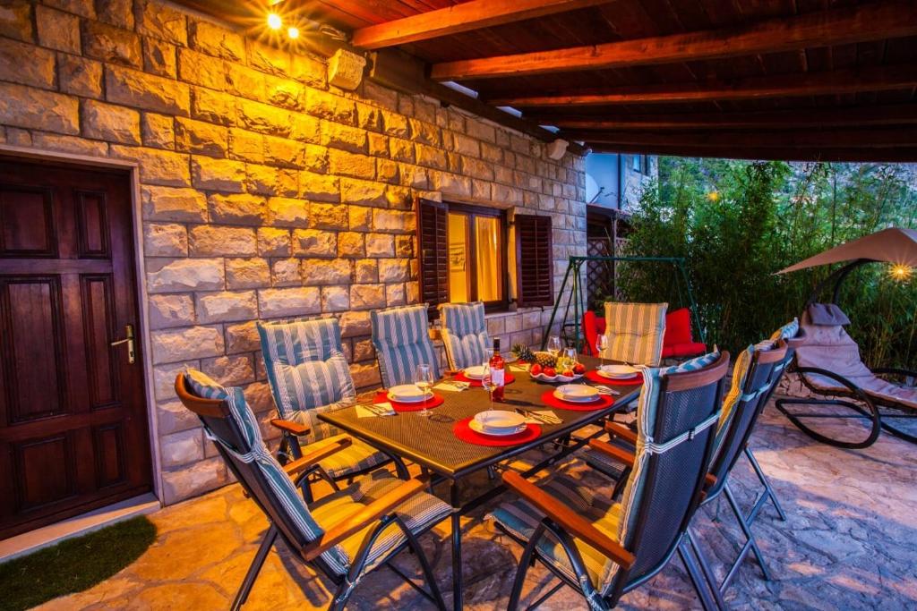 Posedenie v ubytovaní Family friendly house with a swimming pool Lokva Rogoznica, Omis - 4328