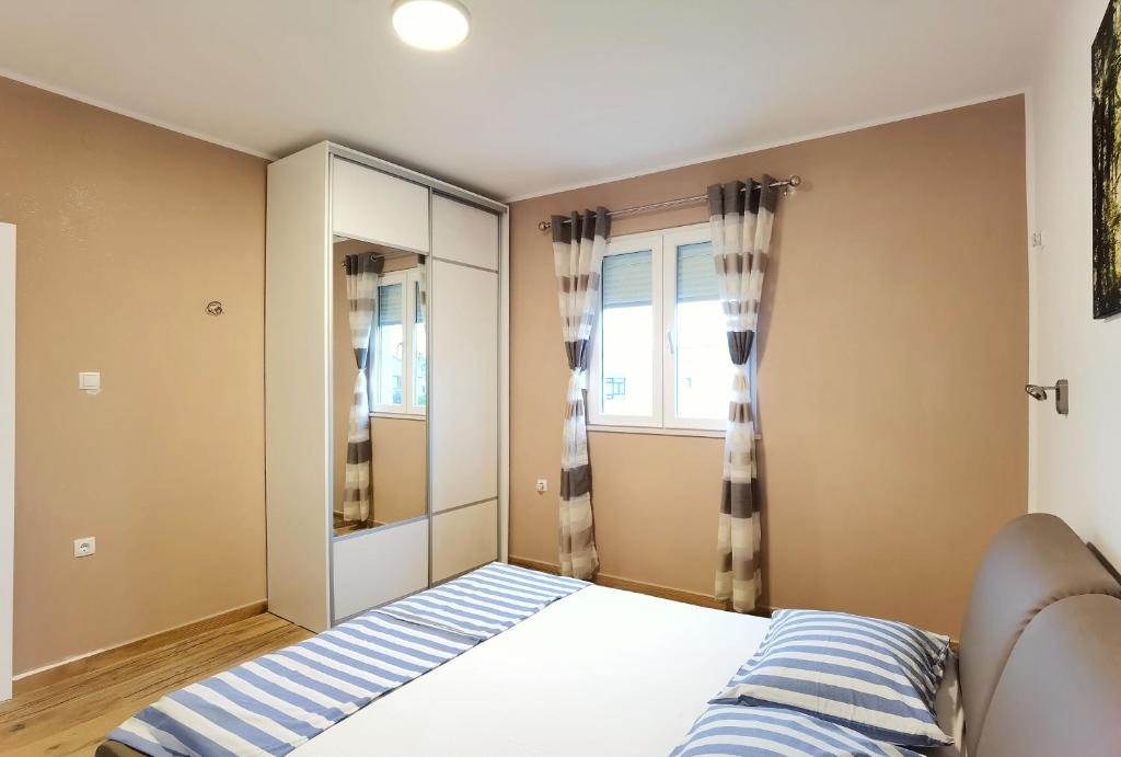 Posteľ alebo postele v izbe v ubytovaní Family-friendly apartments with swimming pools Bibinje, Zadar - 5778
