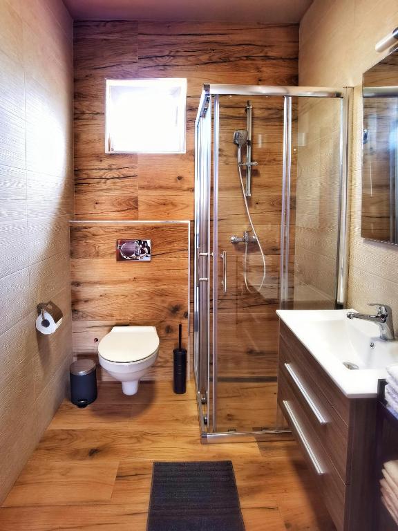 Kúpeľňa v ubytovaní Family-friendly apartments with swimming pools Bibinje, Zadar - 5778