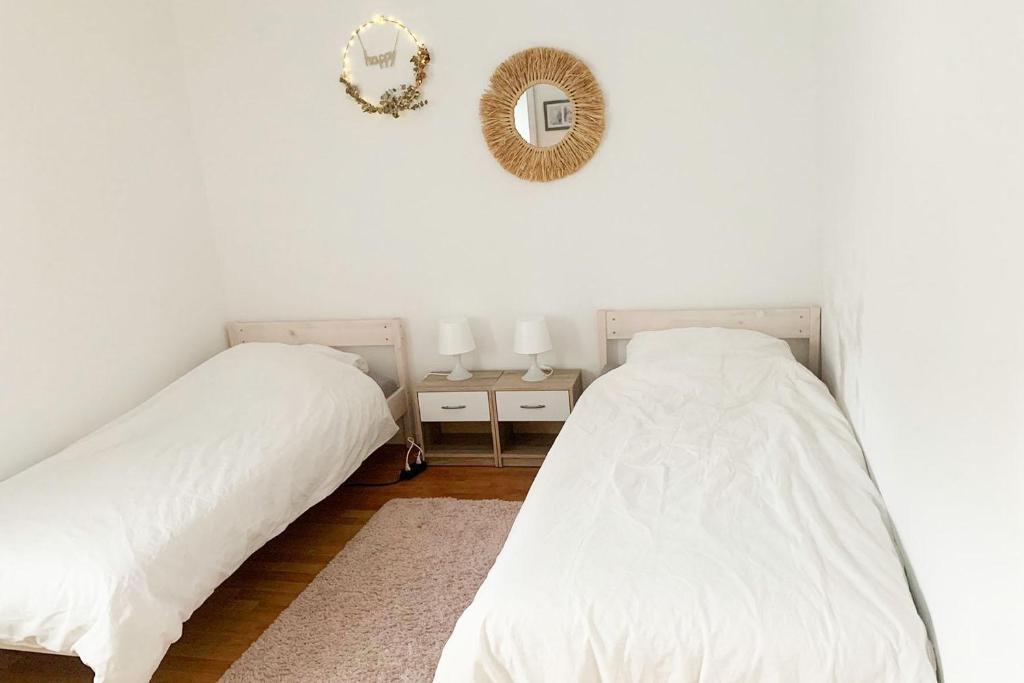 Postel nebo postele na pokoji v ubytování 3 bedroom apartment in Leverkusen