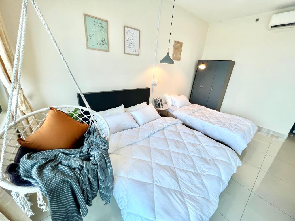 Postel nebo postele na pokoji v ubytování A 1-4 pax Cozy Studio TV Box Pool 100mps Wifi 3 bed Trefoil Setia Alam
