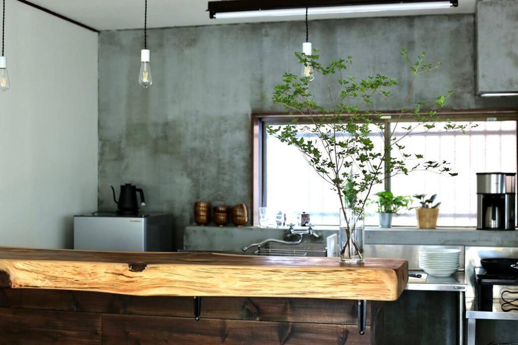 a kitchen with a wooden counter with a vase on it at ぷふか亀戸 in Tokyo