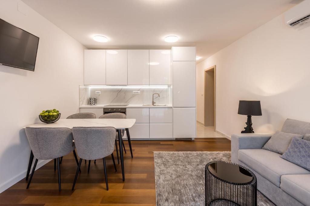 Kuchyň nebo kuchyňský kout v ubytování Apartment FORTUNA