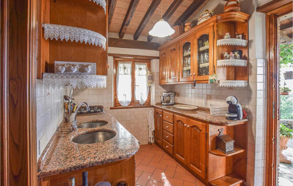 Kuchnia lub aneks kuchenny w obiekcie Nice Home In Camaiore With Wifi