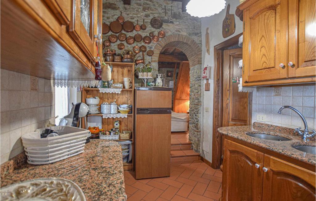 Kuchnia lub aneks kuchenny w obiekcie Nice Home In Camaiore With Wifi