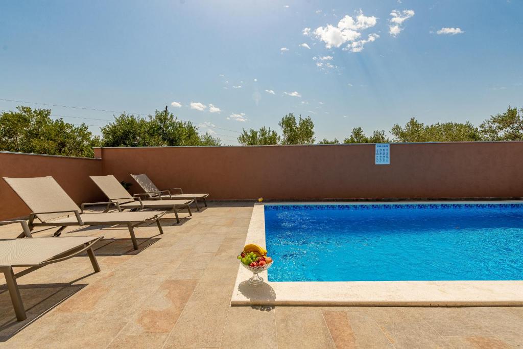 Bazén v ubytovaní Holiday Home LUX **** alebo v jeho blízkosti