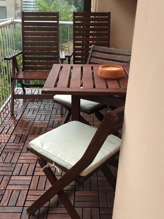 ティレニアにあるTenderの木製テーブルと椅子が置かれたポーチ