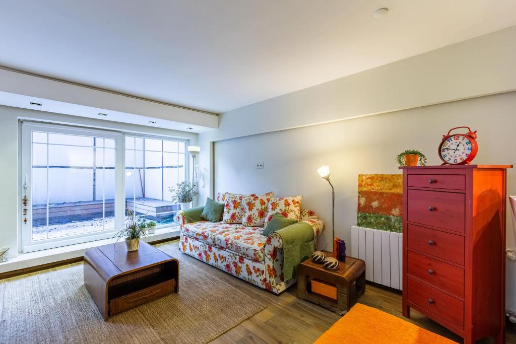 Apartment with Backyard near Metro Station and Shopping Malls in