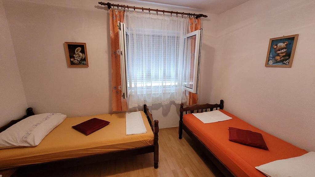 Posteľ alebo postele v izbe v ubytovaní Apartmani Križanac