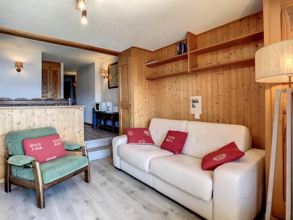 a living room with a couch and two chairs at Emeraude 319 in Verbier