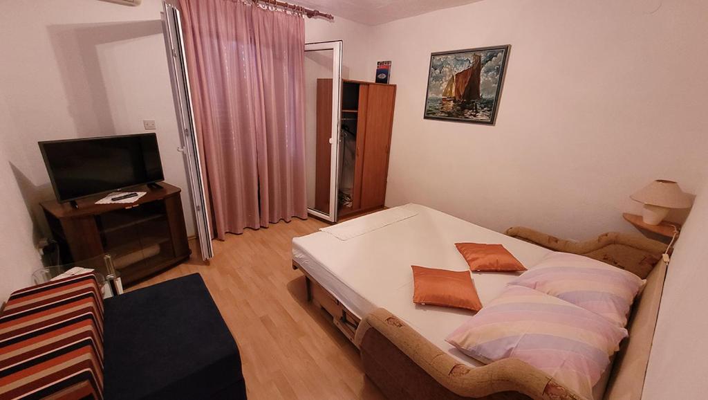 Televízia a/alebo spoločenská miestnosť v ubytovaní Apartmani Križanac