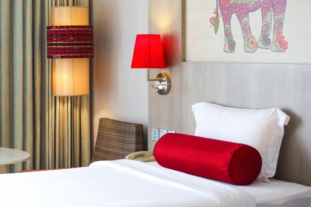 Postel nebo postele na pokoji v ubytování Ramada by Wyndham Phuket Deevana