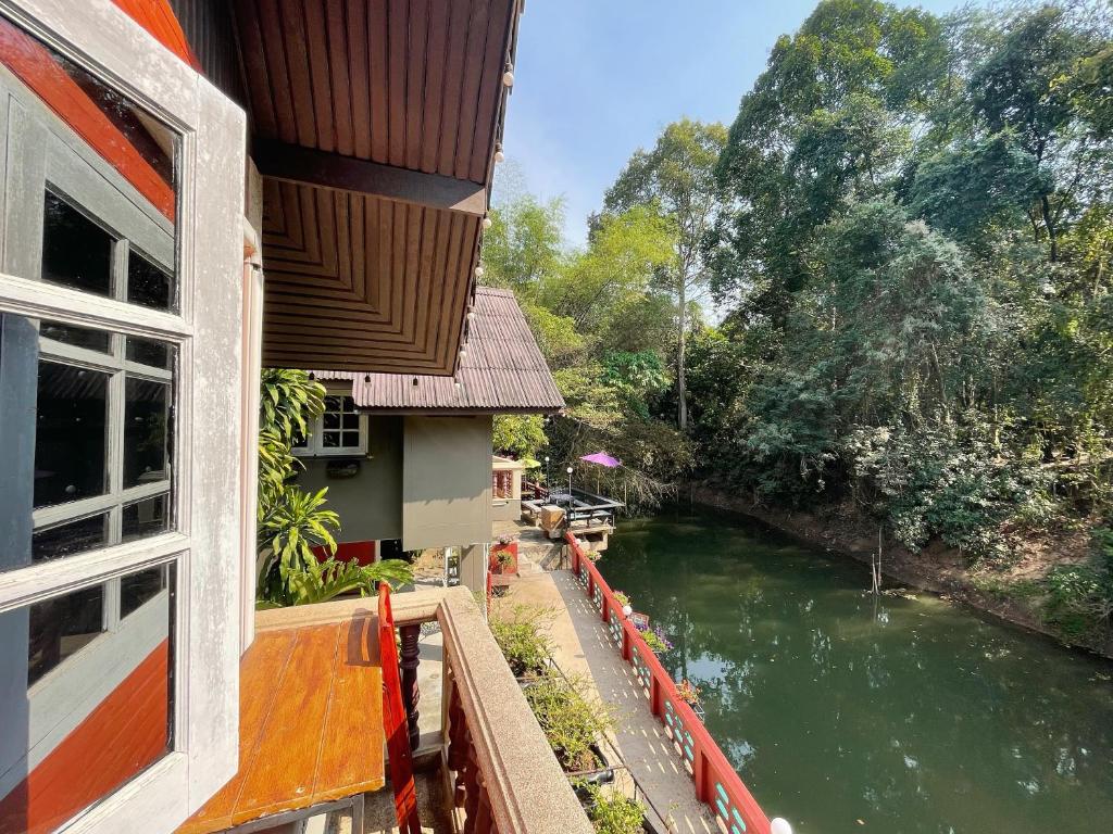 una finestra di una casa con vista sul fiume di Chomklong Experience a Pak Chong