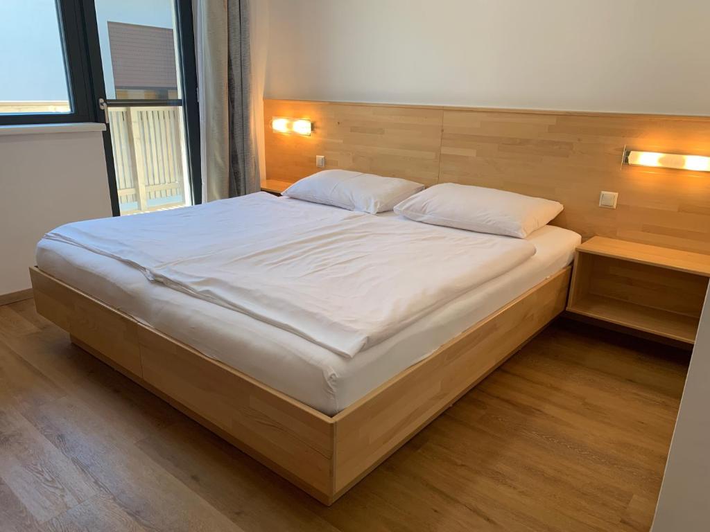 1 dormitorio con 1 cama grande con sábanas blancas en Apetlon`er Familie Böhm, en Apetlon