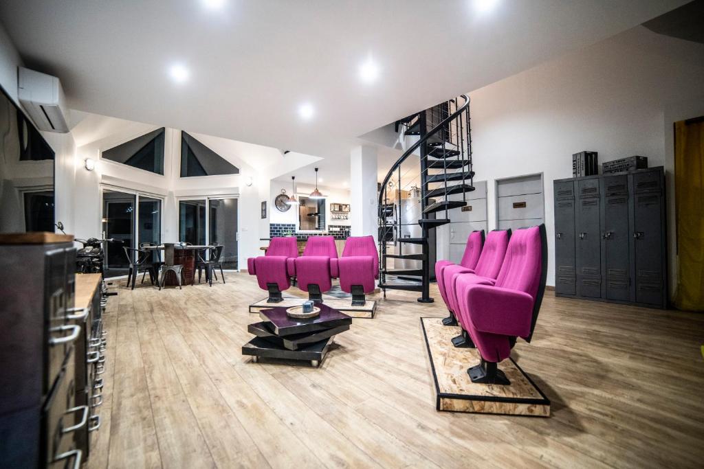 a salon with pink chairs in a room at L'Effet Mer, maison d'exception in Berck-sur-Mer