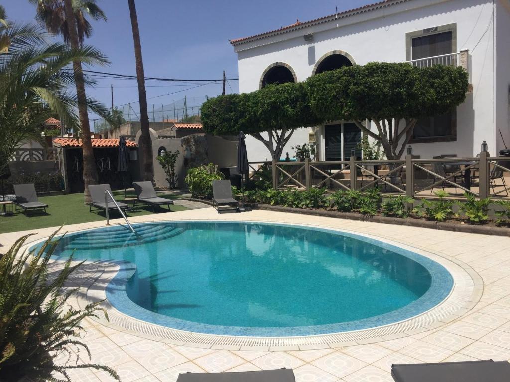 a swimming pool in front of a house at B&B Casa en La Montaña in Montana la Data