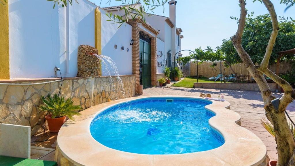 uma piscina no quintal de uma casa em Cortijo los Dólmenes Antequera by Ruralidays em Antequera