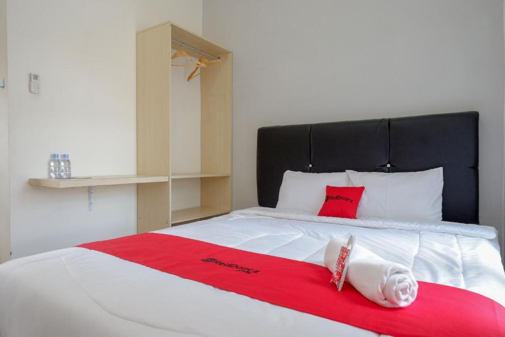 Postel nebo postele na pokoji v ubytování RedDoorz @ Kratonan Solo