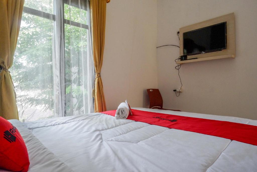 Postel nebo postele na pokoji v ubytování RedDoorz @ Kratonan Solo