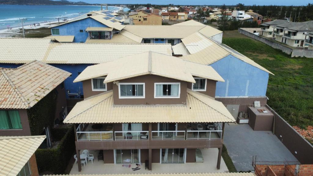 una vista aérea de una casa con techo en Casas de praia 2 e 3, en Cabo Frío