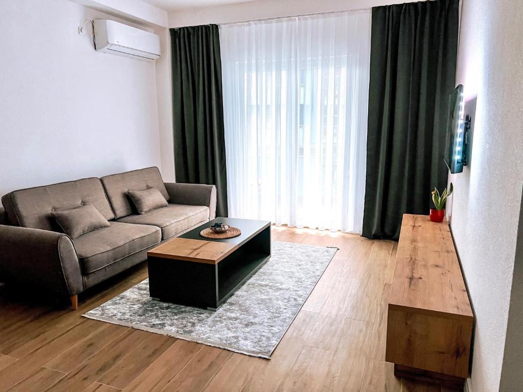 ein Wohnzimmer mit einem Sofa und einem Couchtisch in der Unterkunft Luxury apartment Struga in Struga