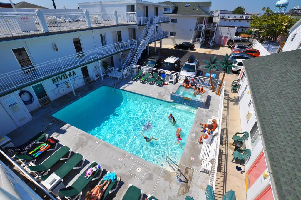 una vista aérea de una piscina en un edificio en Riviera Resort & Suites, en Wildwood