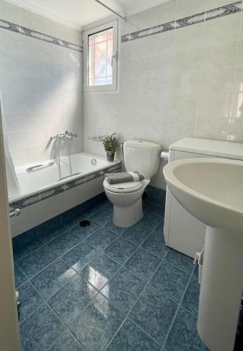 A bathroom at Seaside Apartment in Glyfada-Trizonia