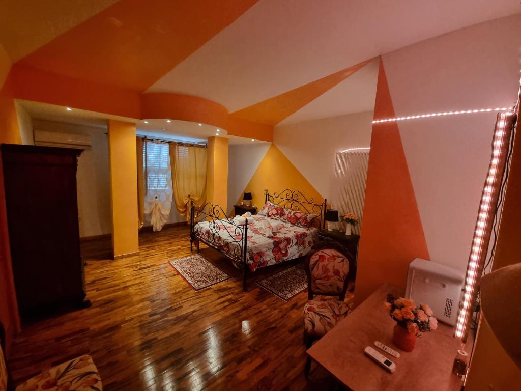 pokój z łóżkiem i kanapą w pokoju w obiekcie La MAISON B&B w mieście Ceccano