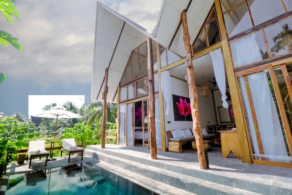 Bazén v ubytování Satya Boutique Resort & Spa nebo v jeho okolí